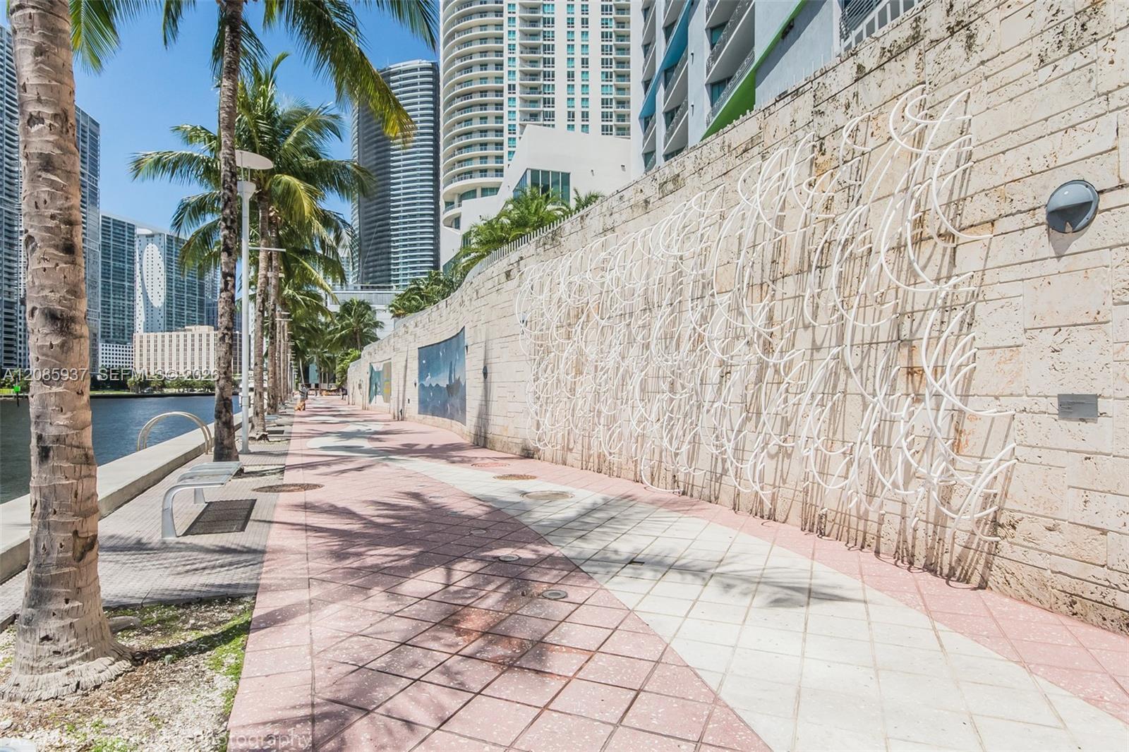 325 S Biscayne Blvd # 2114, Miami FL 33131 photo 4