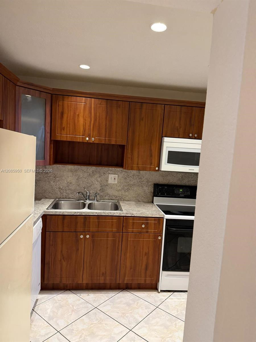 8040 N Colony Cir N # 304, Tamarac FL 33321 photo 3