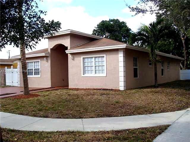 6601 Perry St, Hollywood FL 33024 photo 2