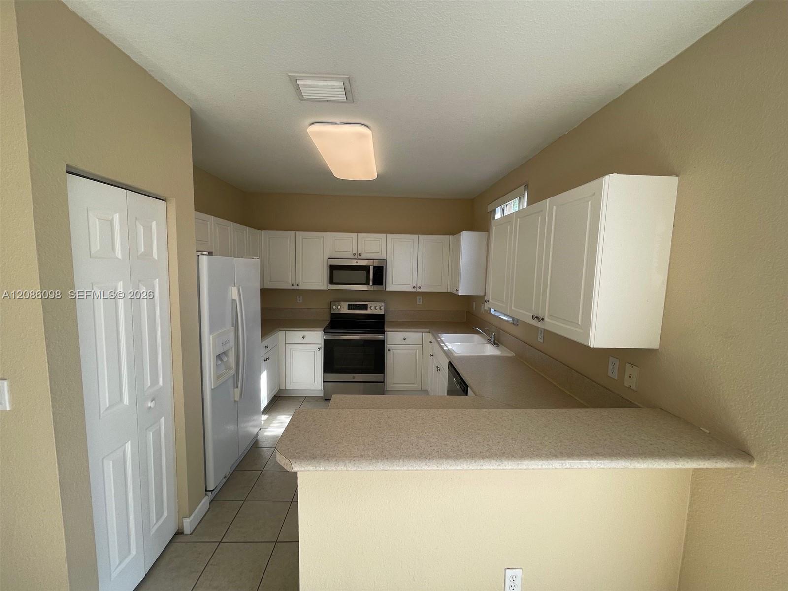 992 NE 41st Pl, Homestead FL 33033 photo 3