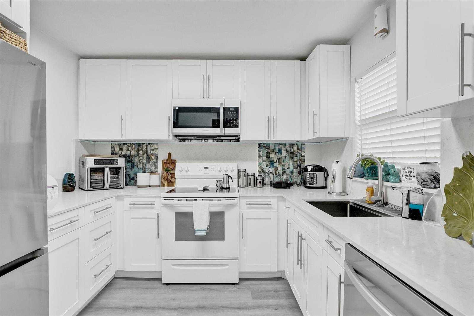 9540 SUNRISE LAKES Boulevard # 303, Sunrise FL 33322 photo 2