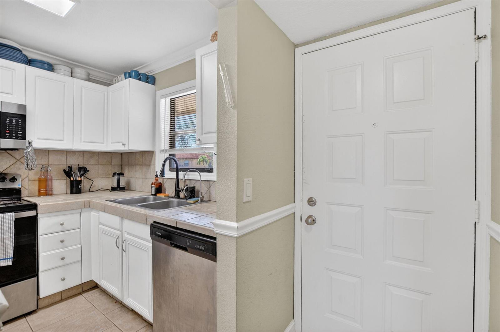 21895 LAKE FOREST Circle # 201, Boca Raton FL 33433 photo 4