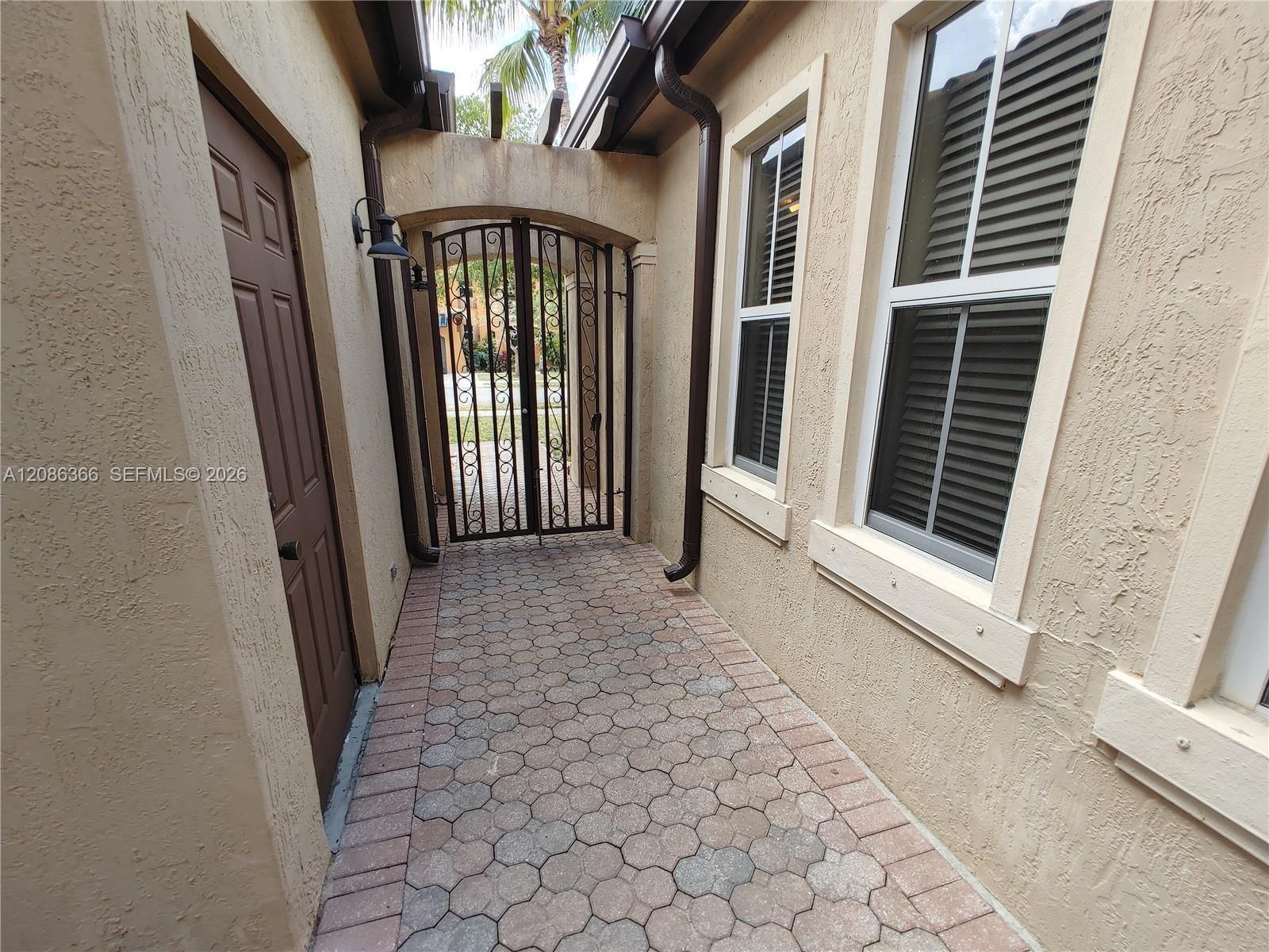15243 SW 28 TE, Miami FL 33185 photo 4