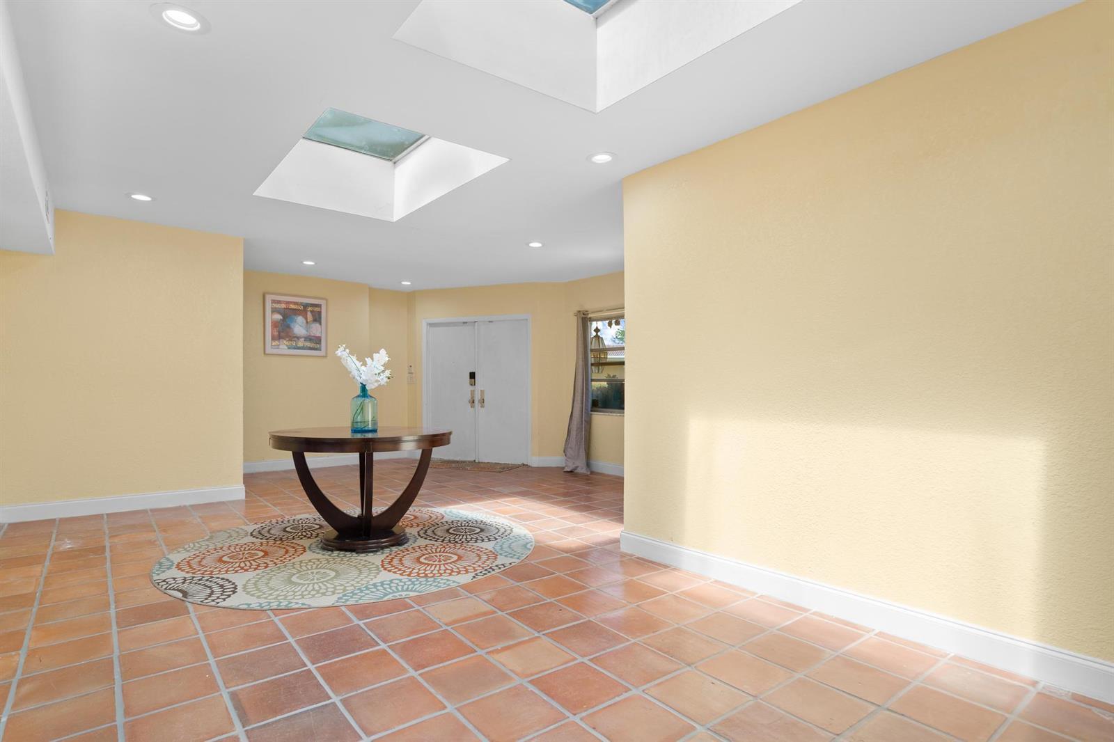 5104 White Oak Lane E, Tamarac FL 33319 photo 2