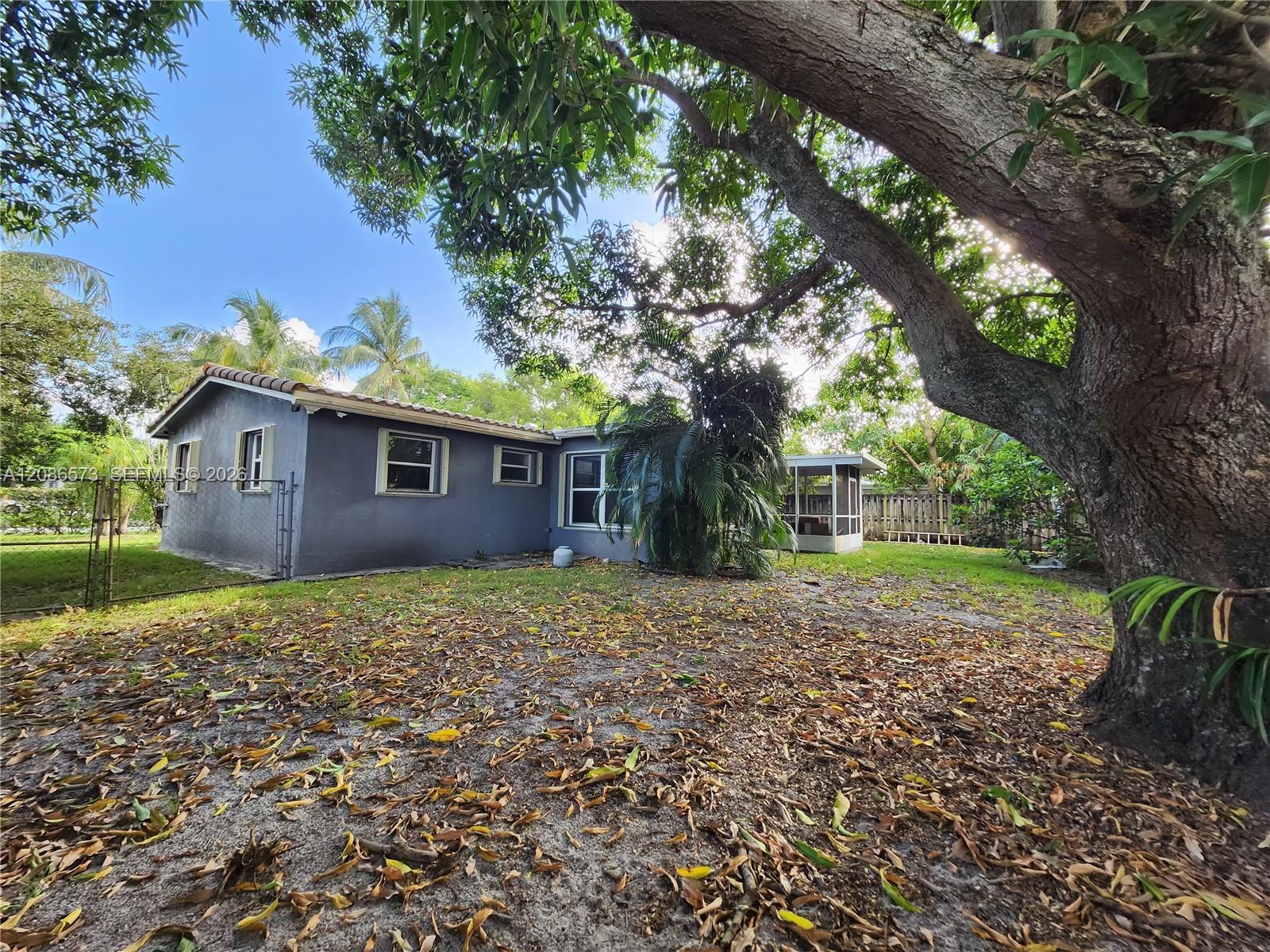 6570 Thomas St, Hollywood FL 33024 photo 2