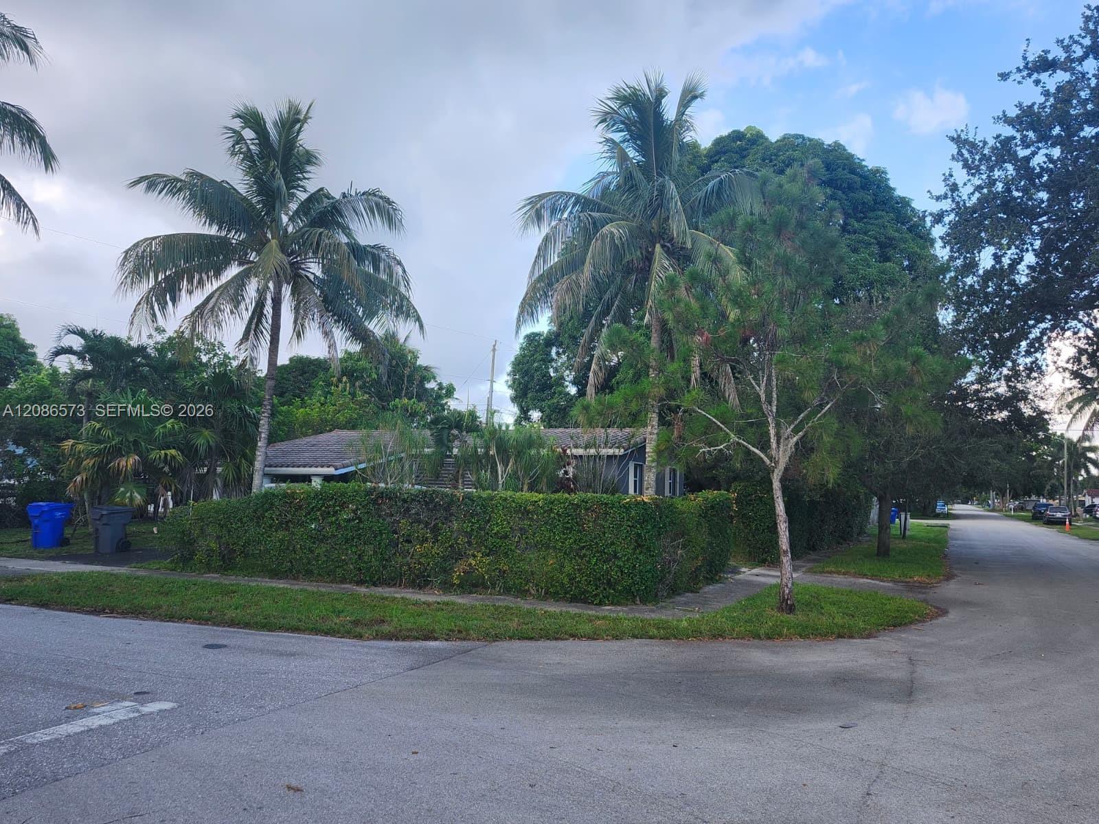 6570 Thomas St, Hollywood FL 33024