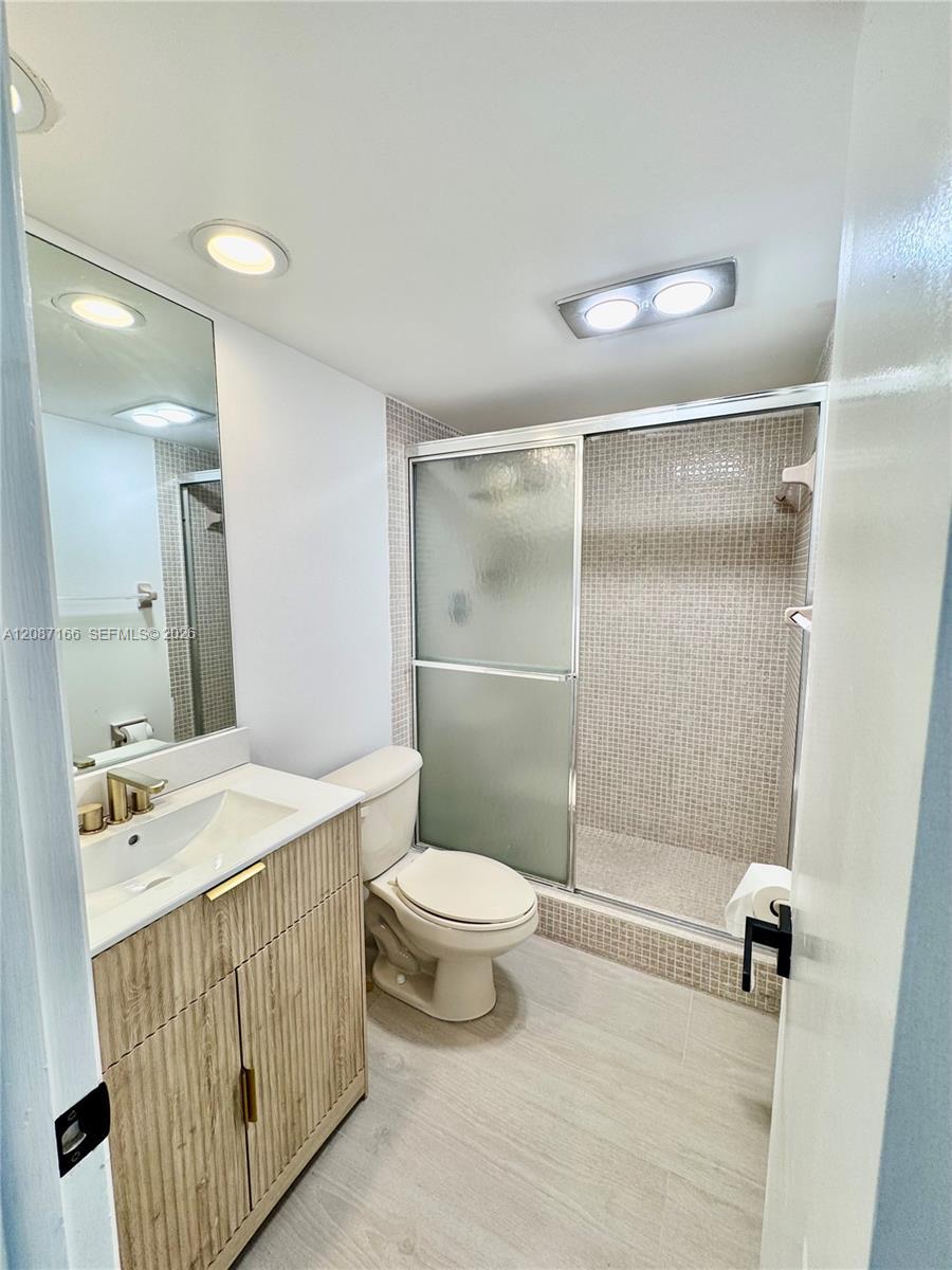 575 Oaks Ln # 1008, Pompano Beach FL 33069 photo 2