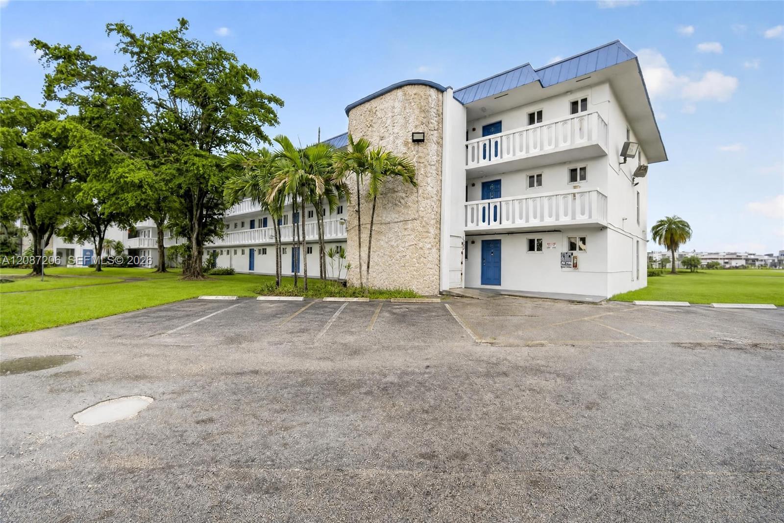 1000 NE 191st St # 14, Miami FL 33179