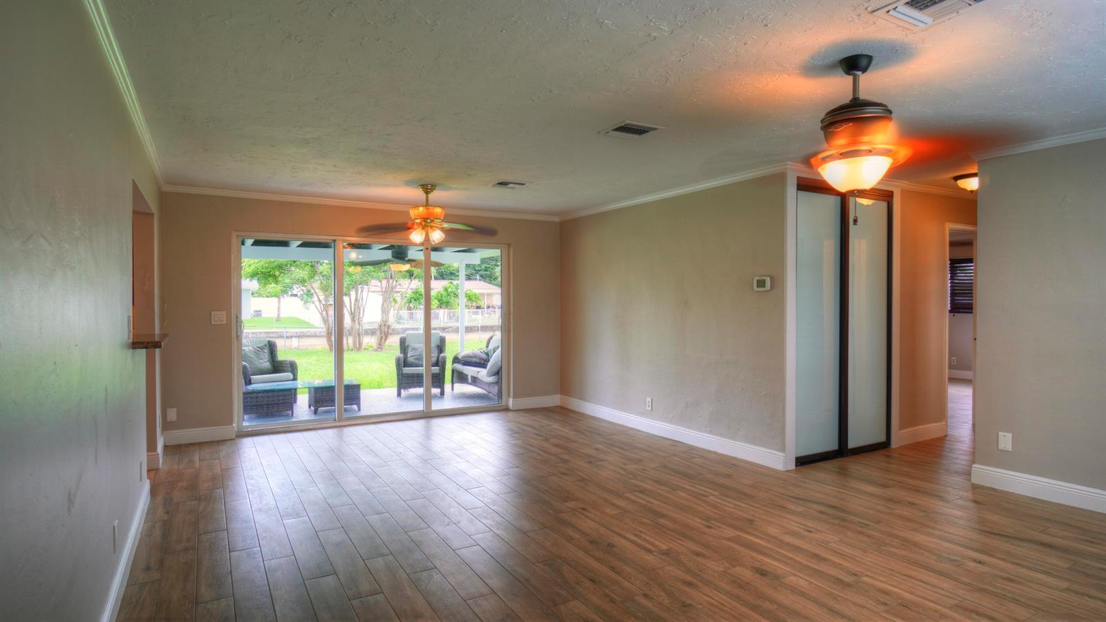 1128 W RIVER Drive, Margate FL 33063 photo 4