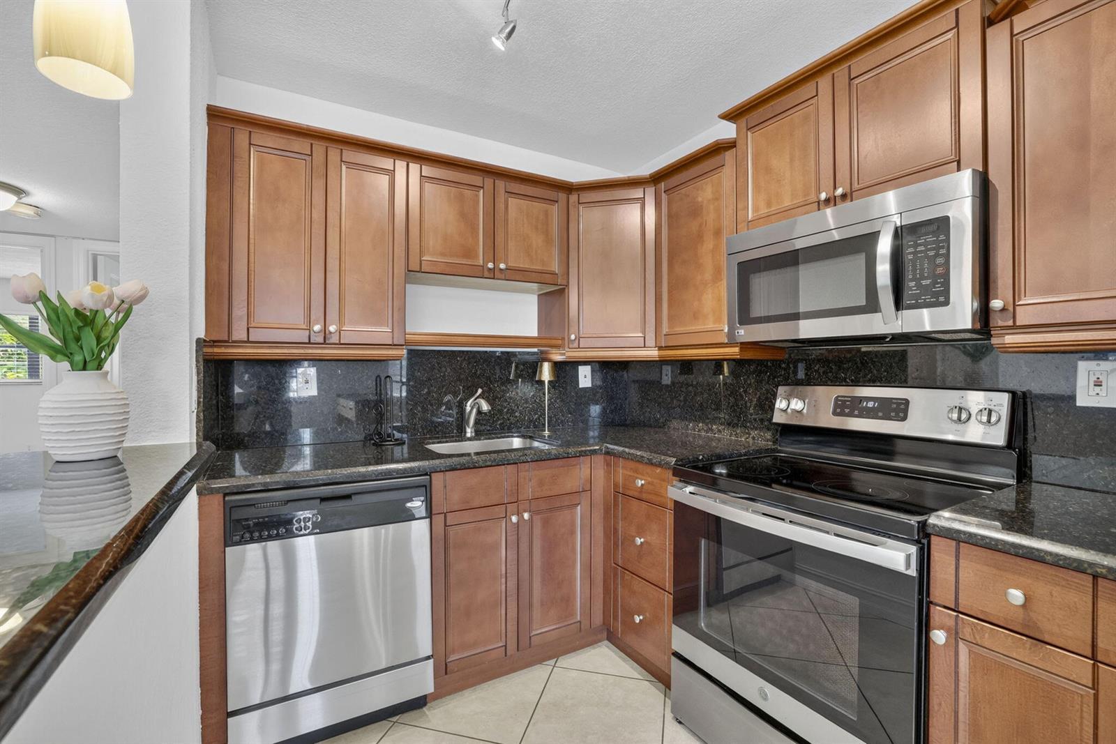 4051 NE 13TH Avenue NE # 3, Oakland Park FL 33334 photo 4