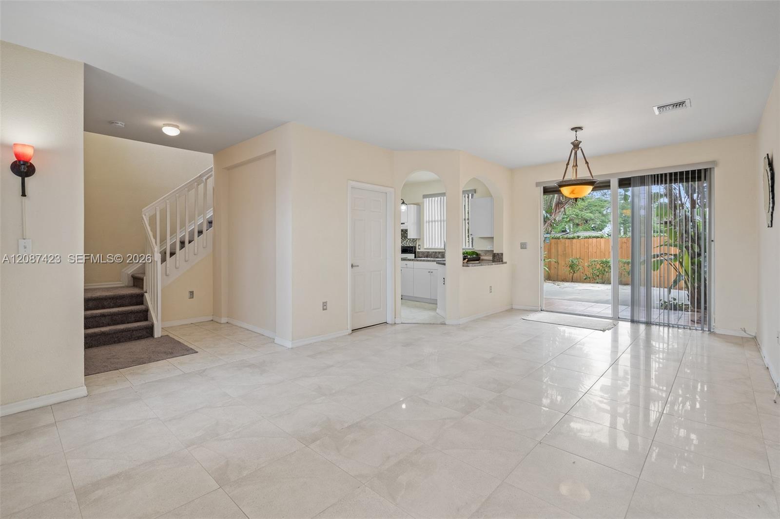 645 E Mowry Ct, Homestead FL 33030 photo 3
