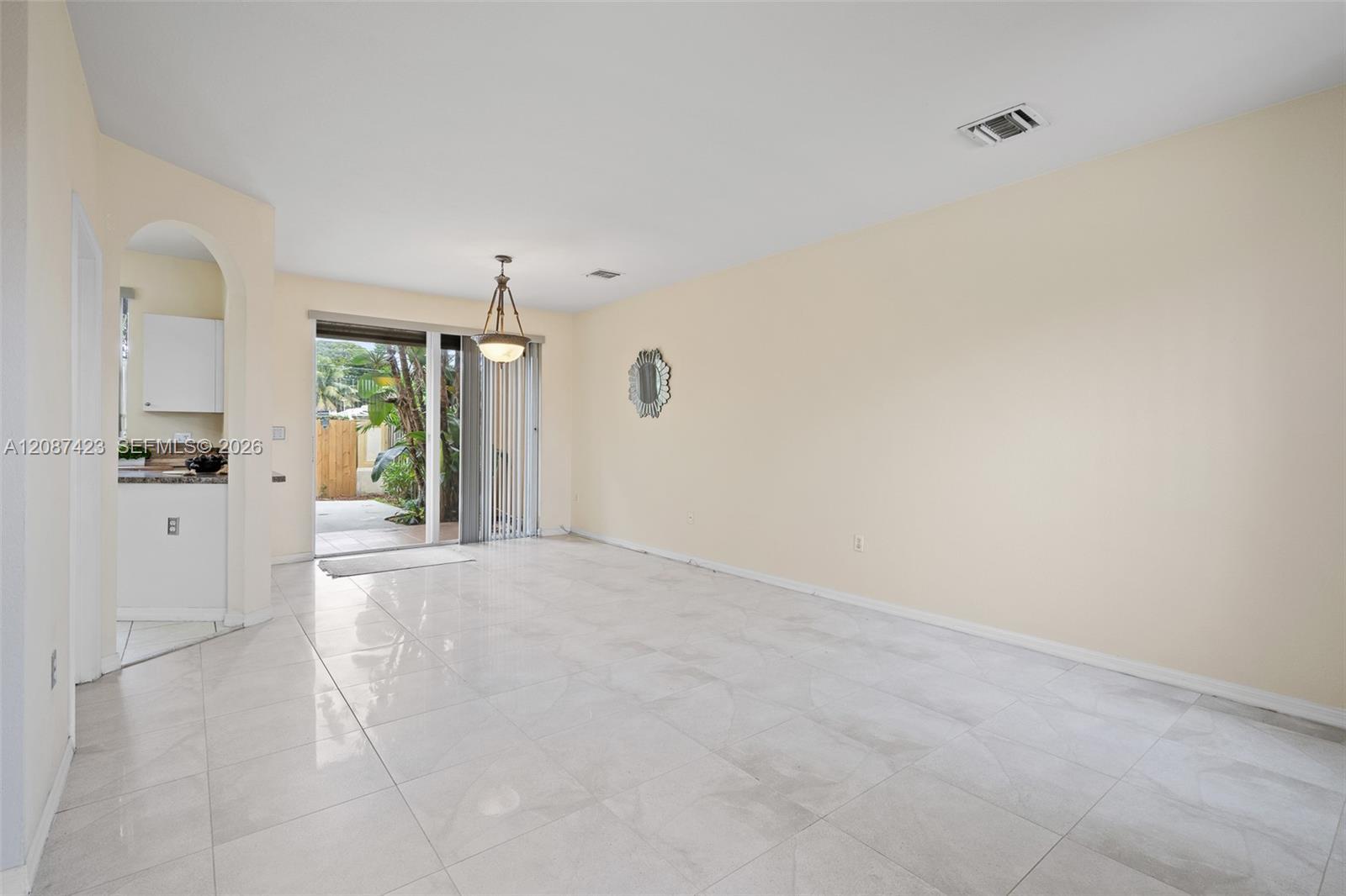 645 E Mowry Ct, Homestead FL 33030 photo 5