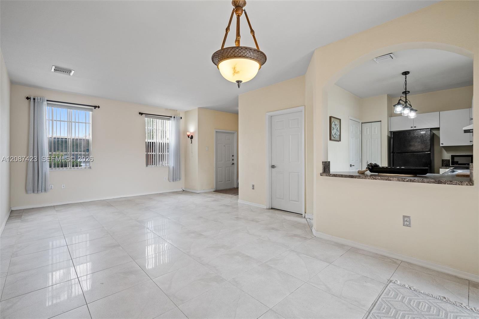 645 E Mowry Ct, Homestead FL 33030 photo 4