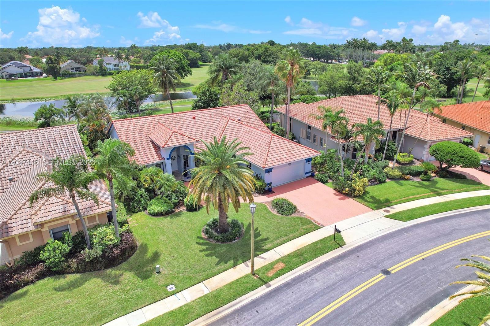 560 W Cypress Pointe Dr W, Pembroke Pines FL 33027 photo 2