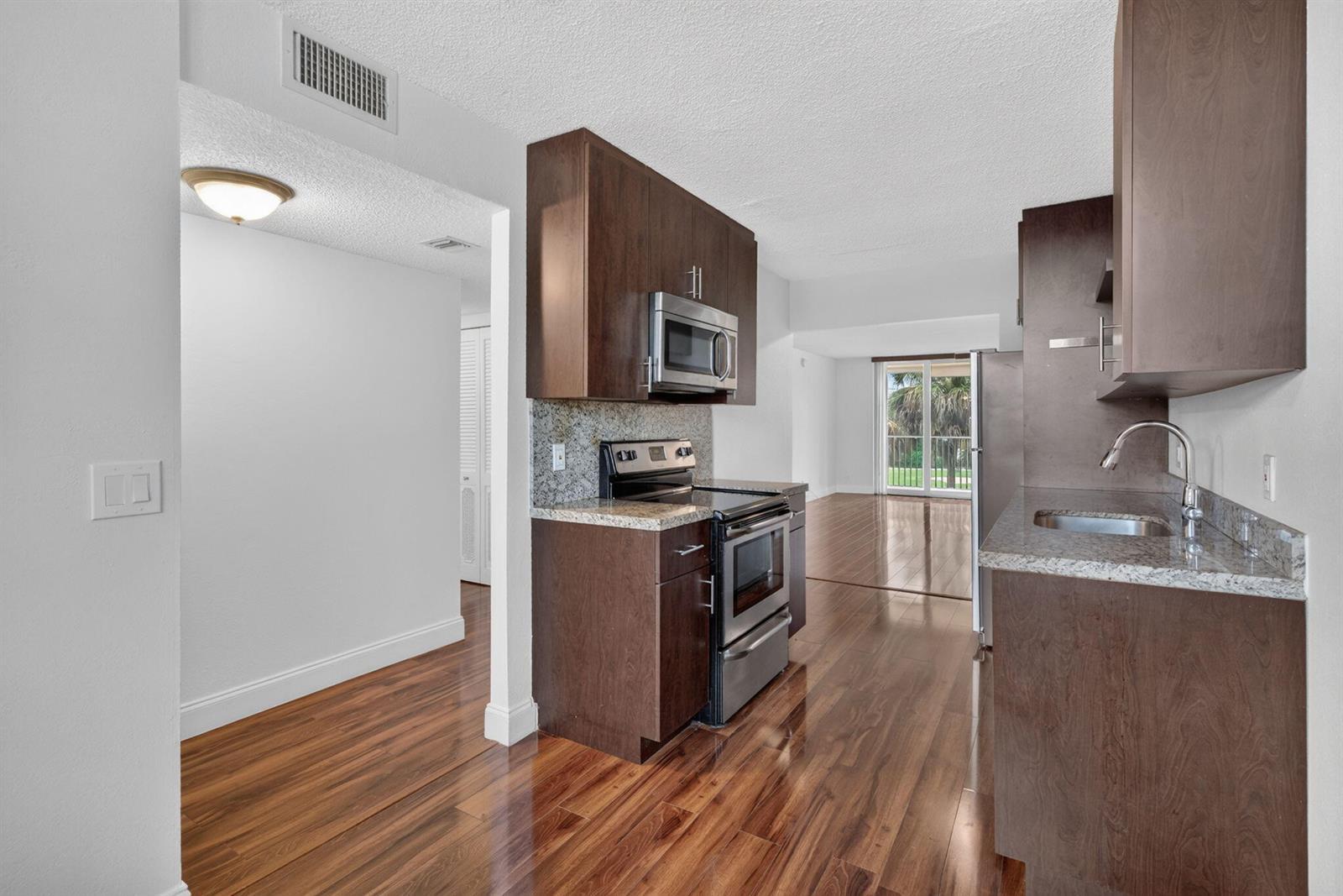 250 Jacaranda Drive # 411, Plantation FL 33324 photo 3