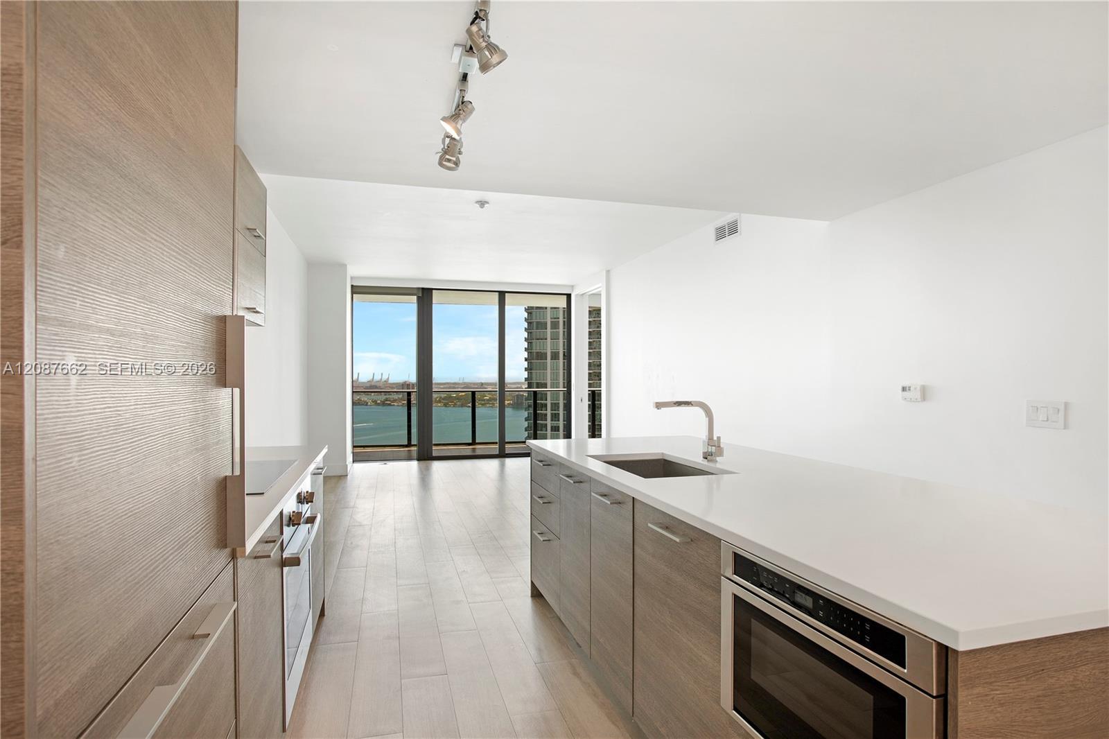 650 NE 32nd St # 2802, Miami FL 33137 photo 2