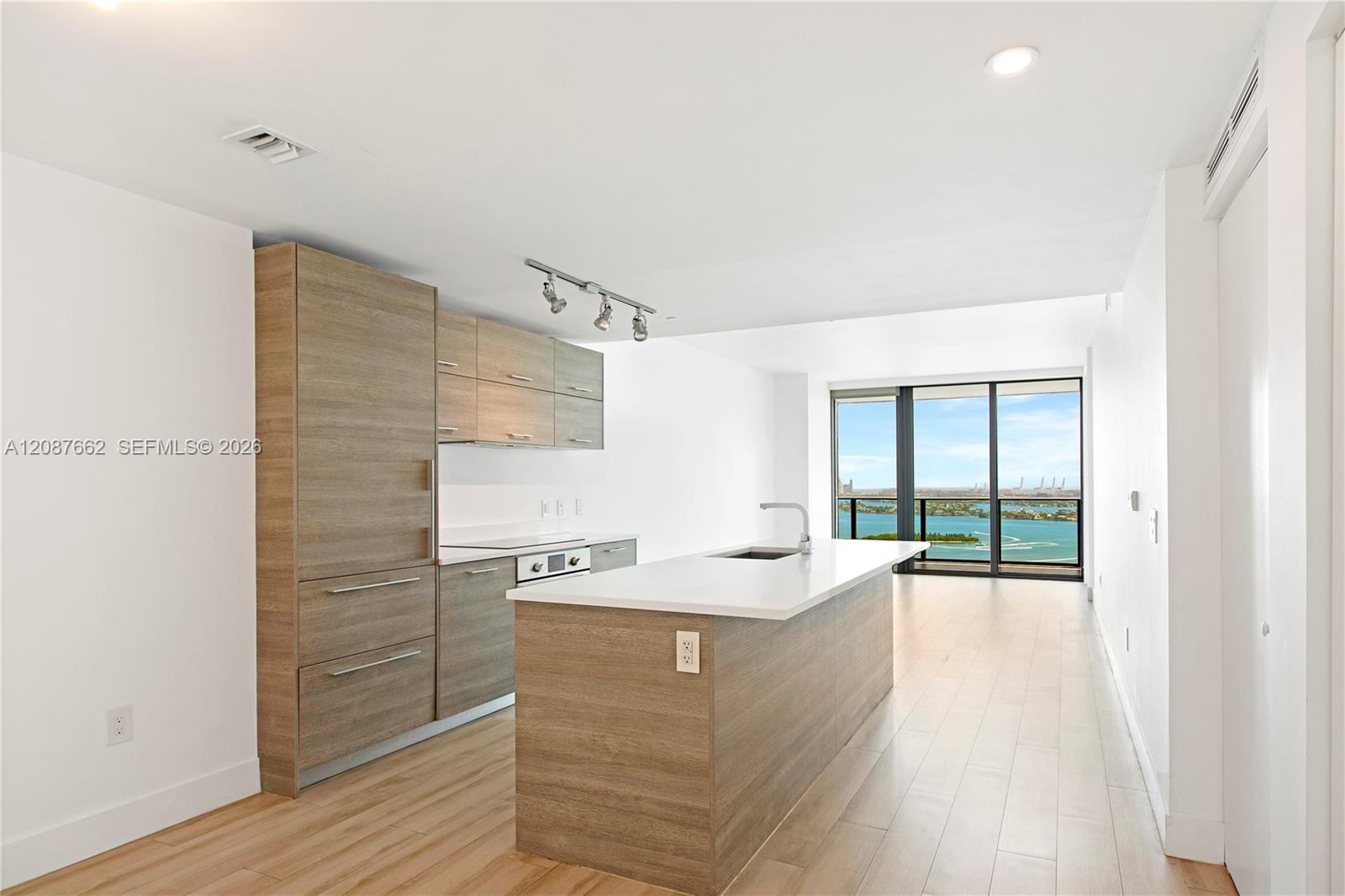 650 NE 32nd St # 2802, Miami FL 33137 photo 3