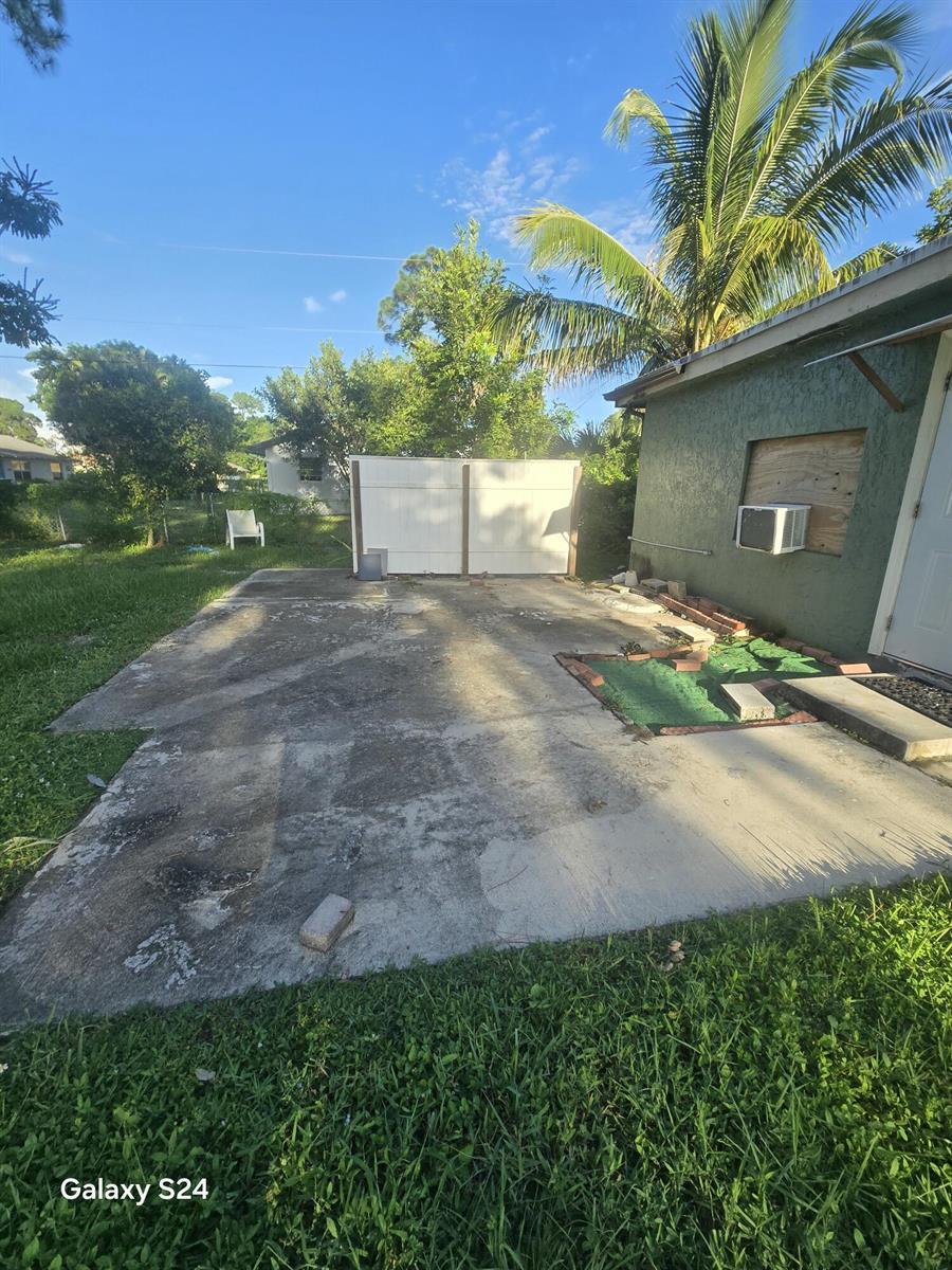 702 FLEMING Avenue, FL 33463 photo 3