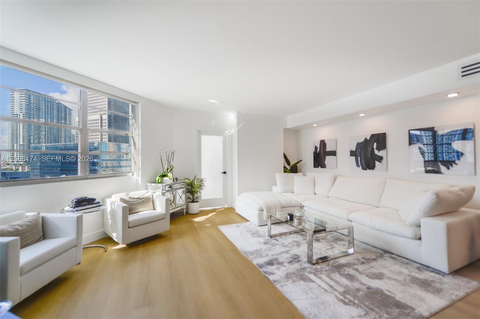 801 Brickell Bay Dr # 1962, Miami FL 33131 photo 4
