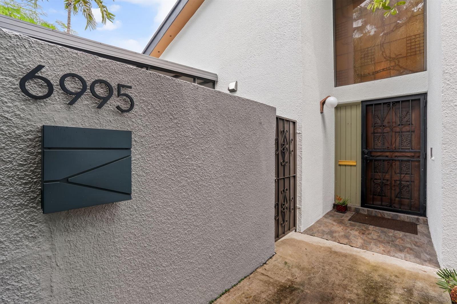 6995 SW 67th Avenue SW, South Miami FL 33143 photo 2