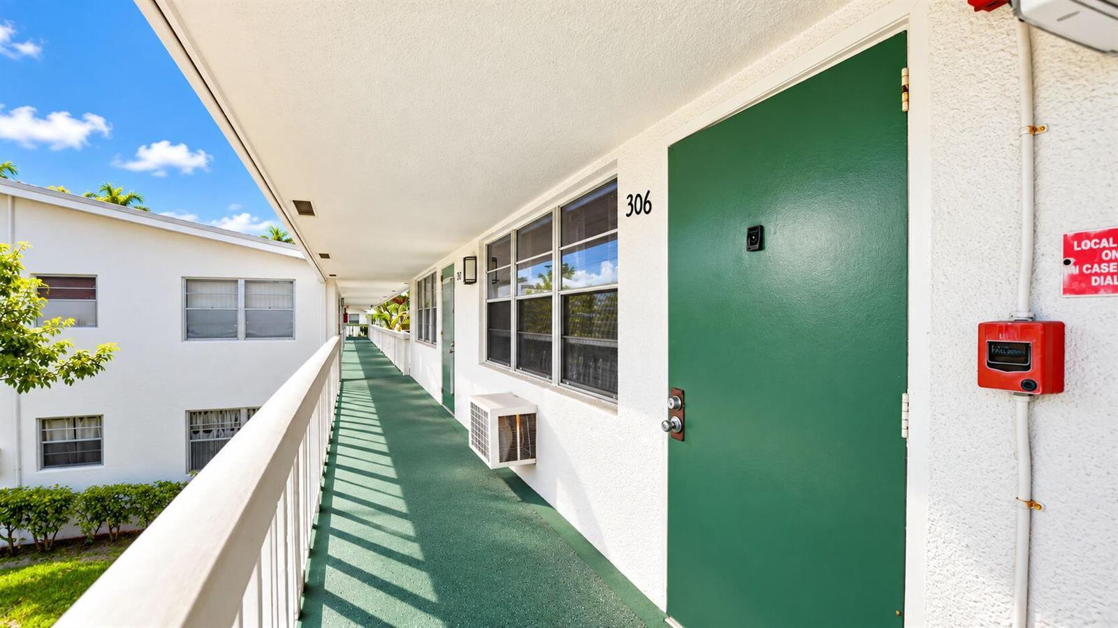 306 Farnham M, Deerfield Beach FL 33442 photo 2