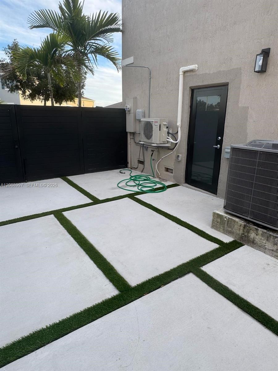 27132 SW 132 ct # 1, Homestead FL 33032