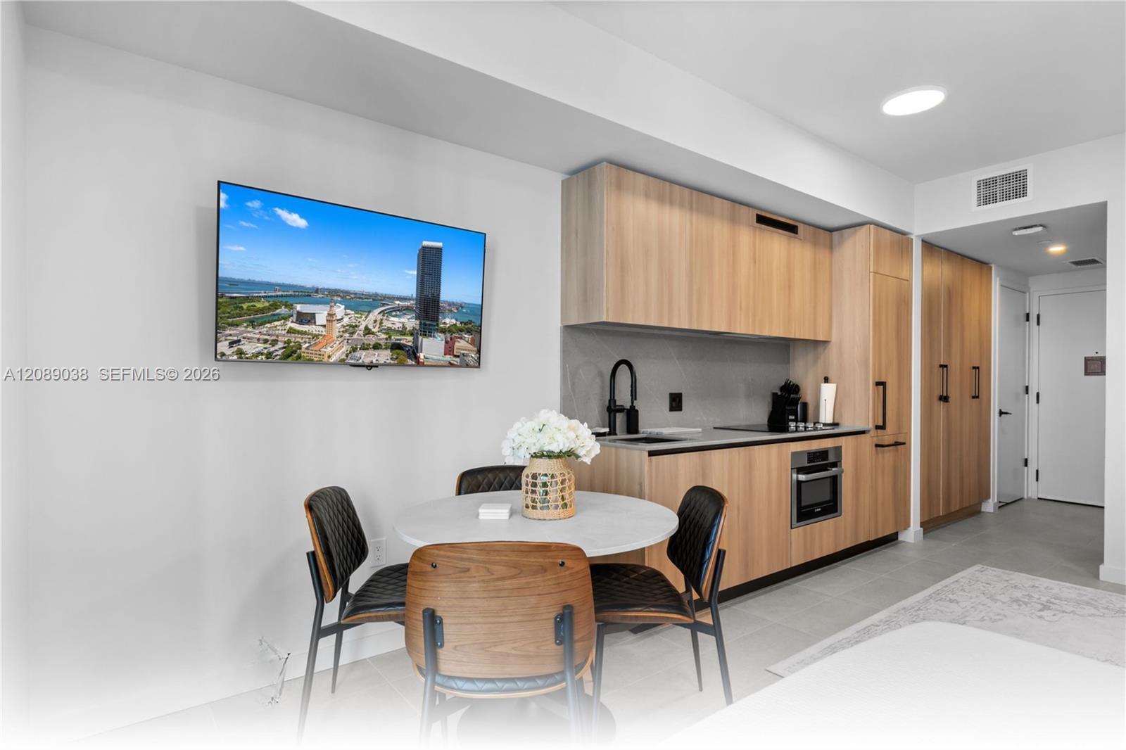 121 NE 5th St # 2109, Miami FL 33132 photo 2
