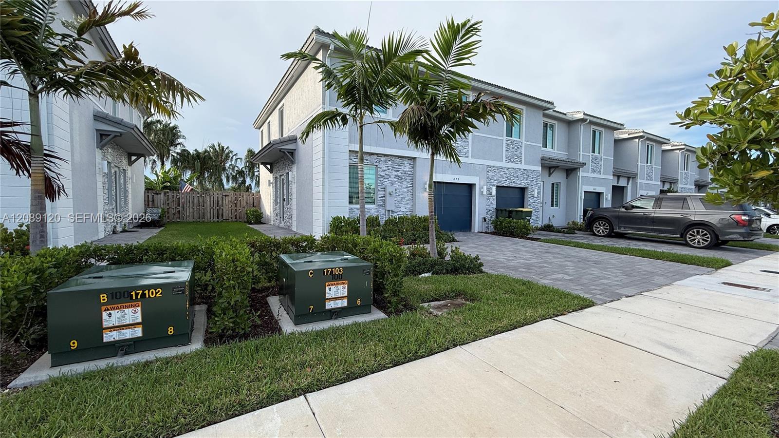 679 SE 13th St Cir, Homestead FL 33034 photo 2