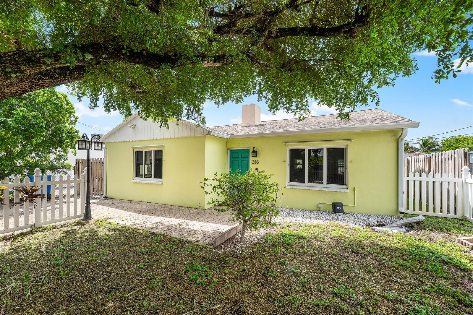 318 W Mango Street W, Lantana FL 33462 photo 2