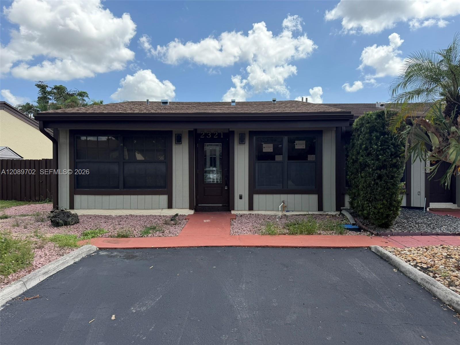2321 Poinsetta Ct, Pembroke Pines FL 33026 photo 2