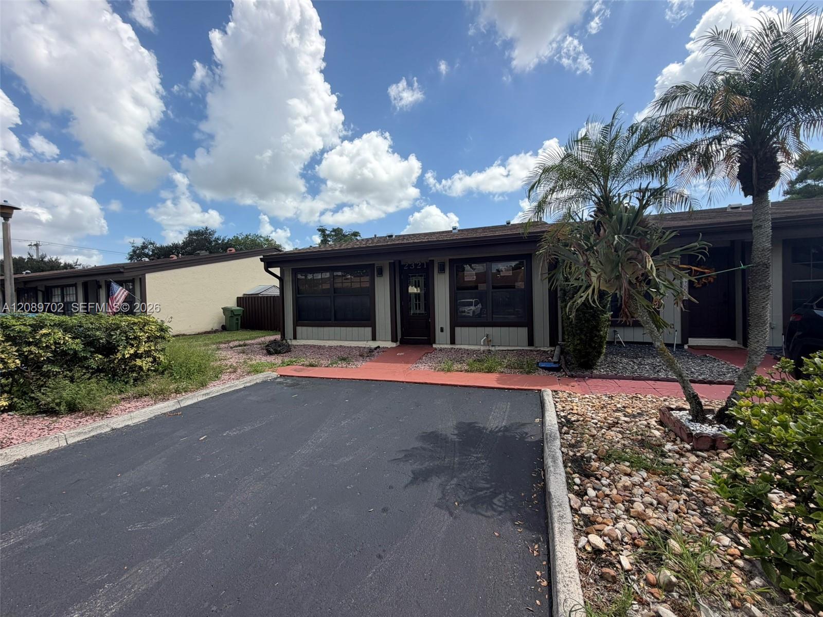 2321 Poinsetta Ct, Pembroke Pines FL 33026 photo 5