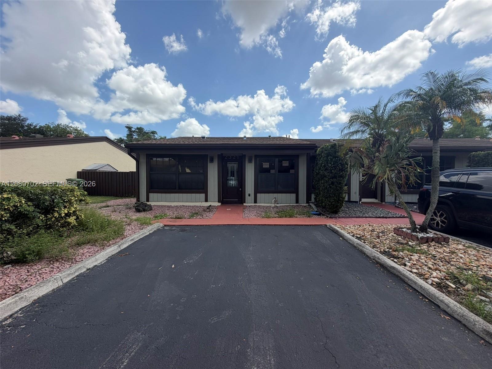 2321 Poinsetta Ct, Pembroke Pines FL 33026 photo 4