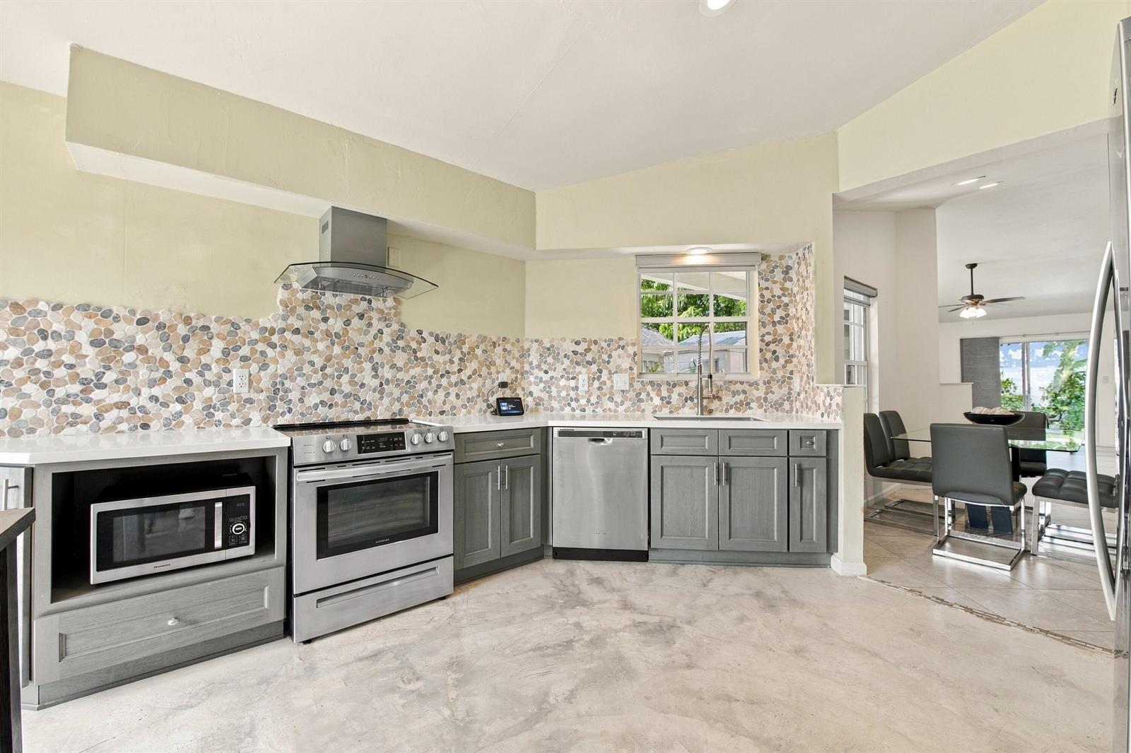14 HEATHER TRACE Drive, Boynton Beach FL 33436 photo 2