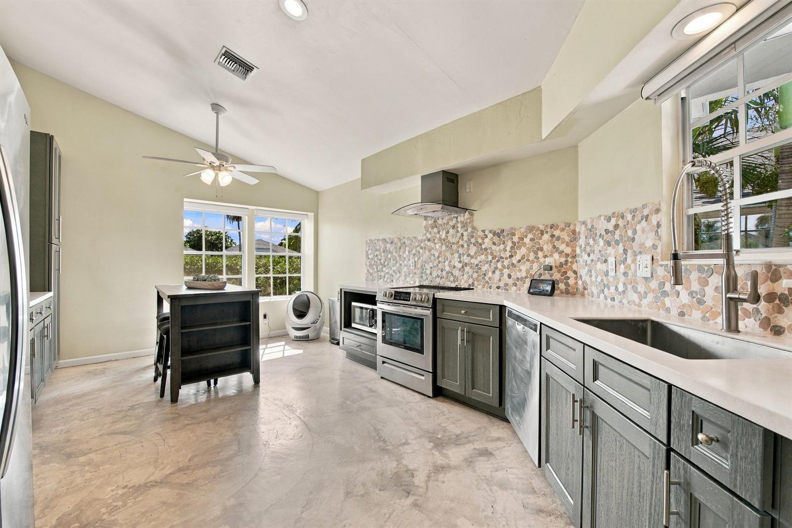 14 HEATHER TRACE Drive, Boynton Beach FL 33436 photo 4