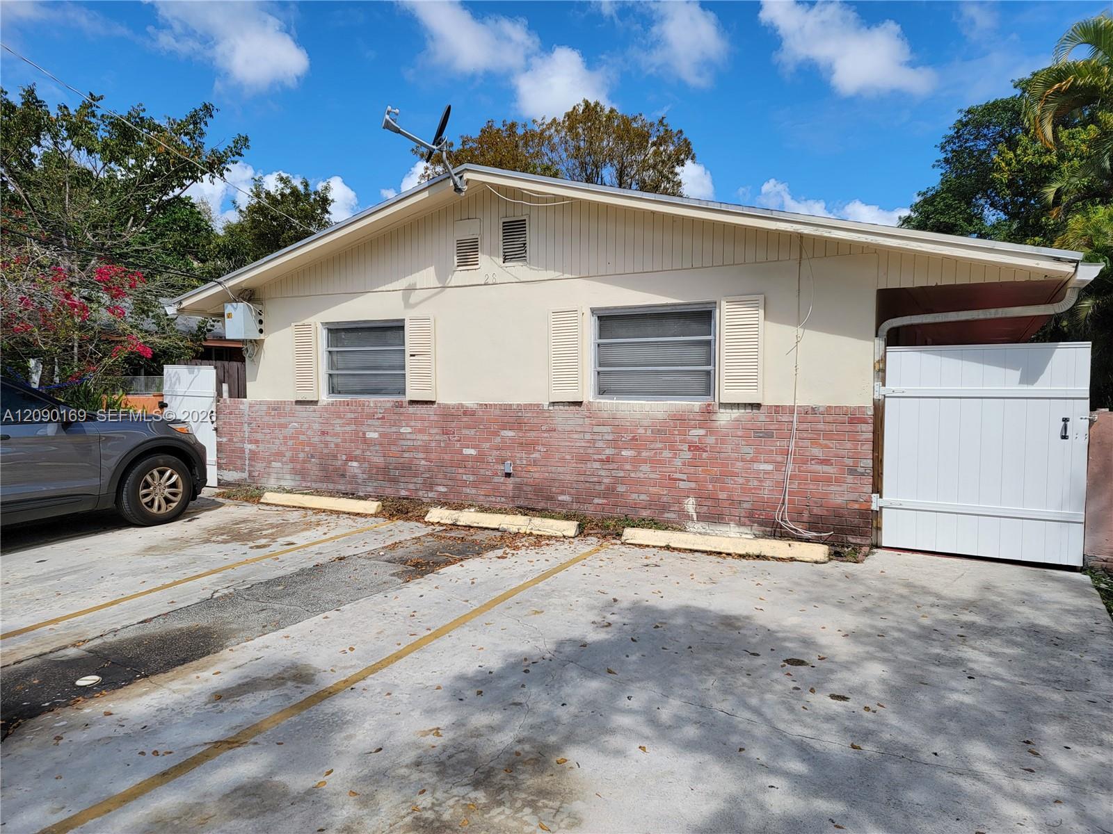 28 SW 8th St # 2, Hallandale Beach FL 33009