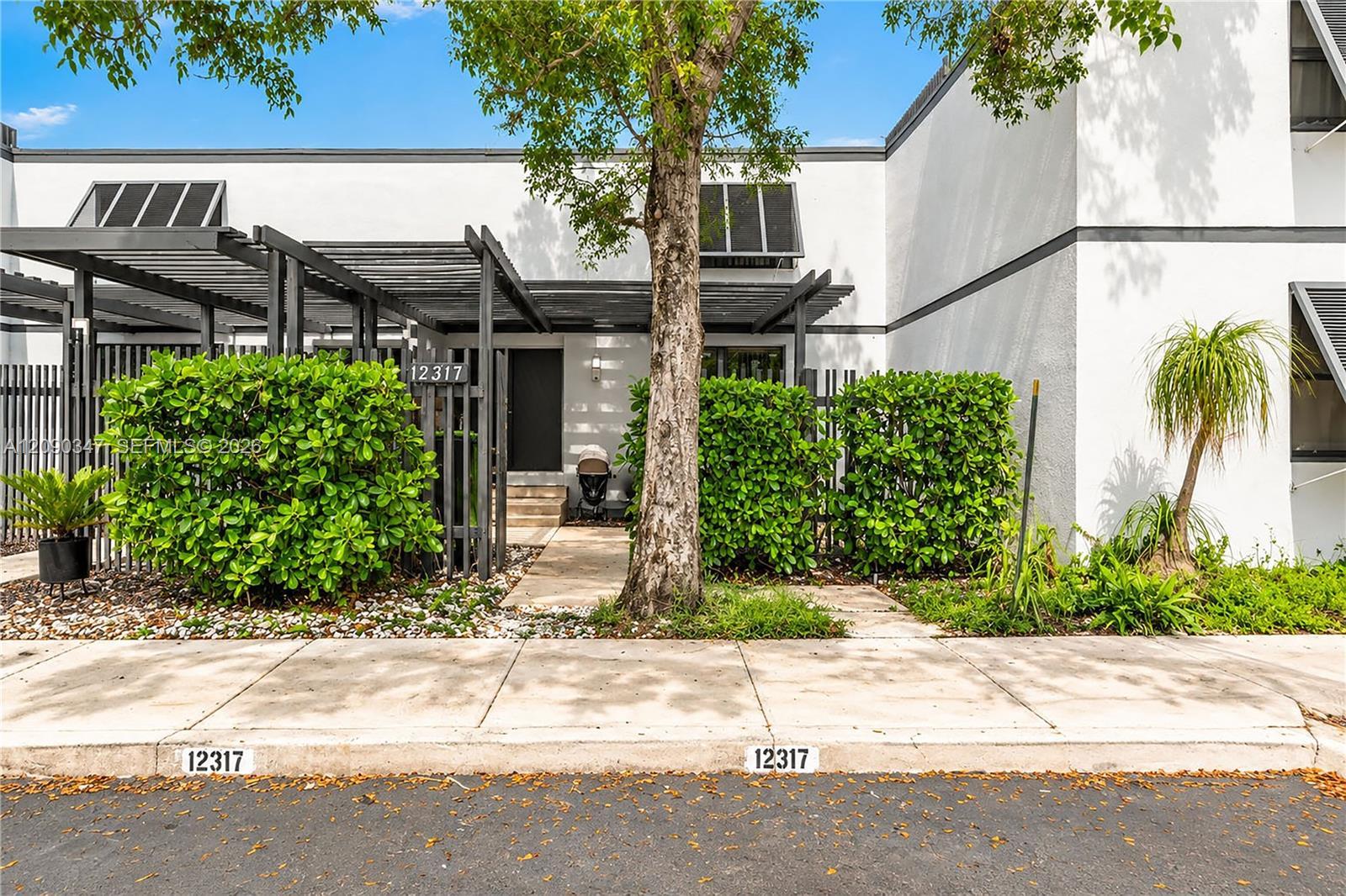 12317 NW 11th St, Pembroke Pines FL 33026 photo 2