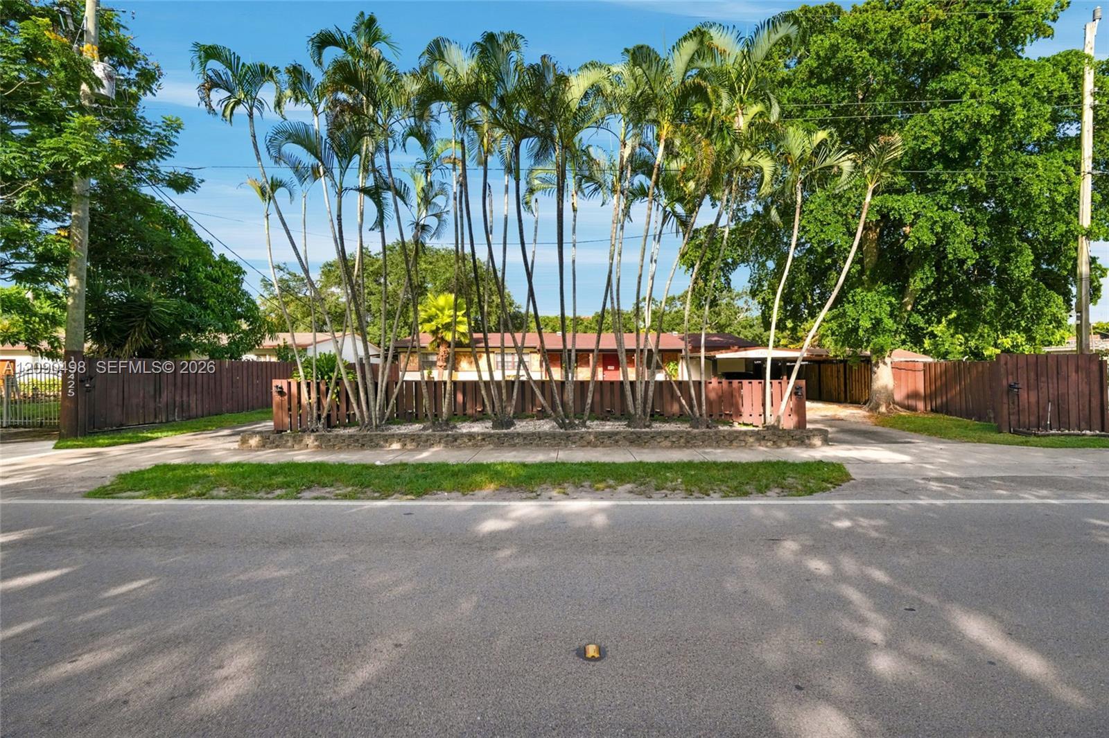 15425 N Miami Ave, Miami FL 33169 photo 2