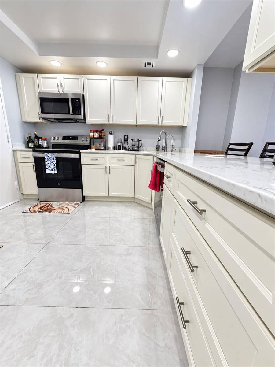 427 GOLDEN ISLES Drive # 10D, Hallandale Beach FL 33009 photo 5
