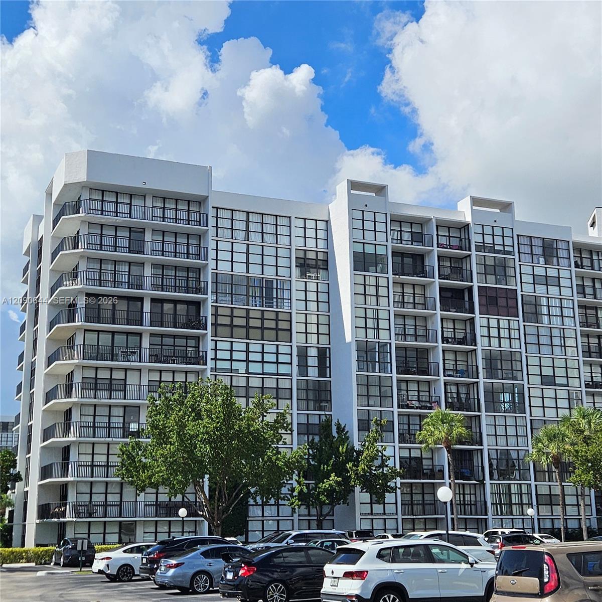 1000 Parkview Dr # 124, Hallandale Beach FL 33009