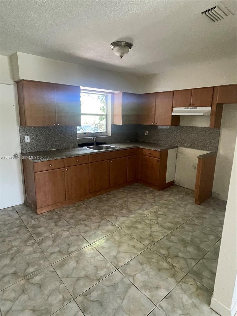 417 NW 40th St # 417, Oakland Park FL 33309 photo 2