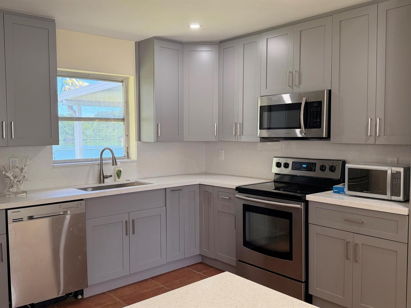 531 SW 11TH Avenue, Hallandale Beach FL 33009 photo 2