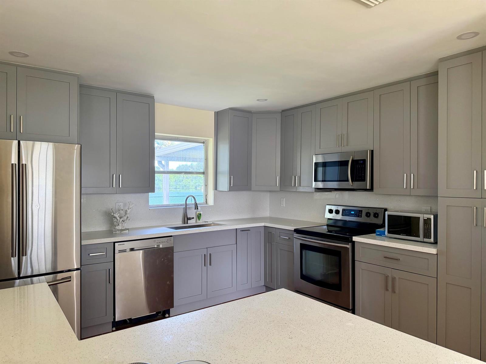 531 SW 11TH Avenue, Hallandale Beach FL 33009 photo 3