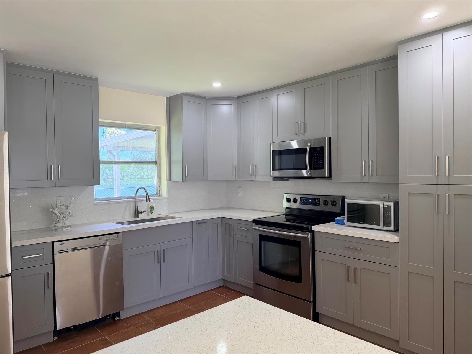 531 SW 11TH Avenue, Hallandale Beach FL 33009 photo 4