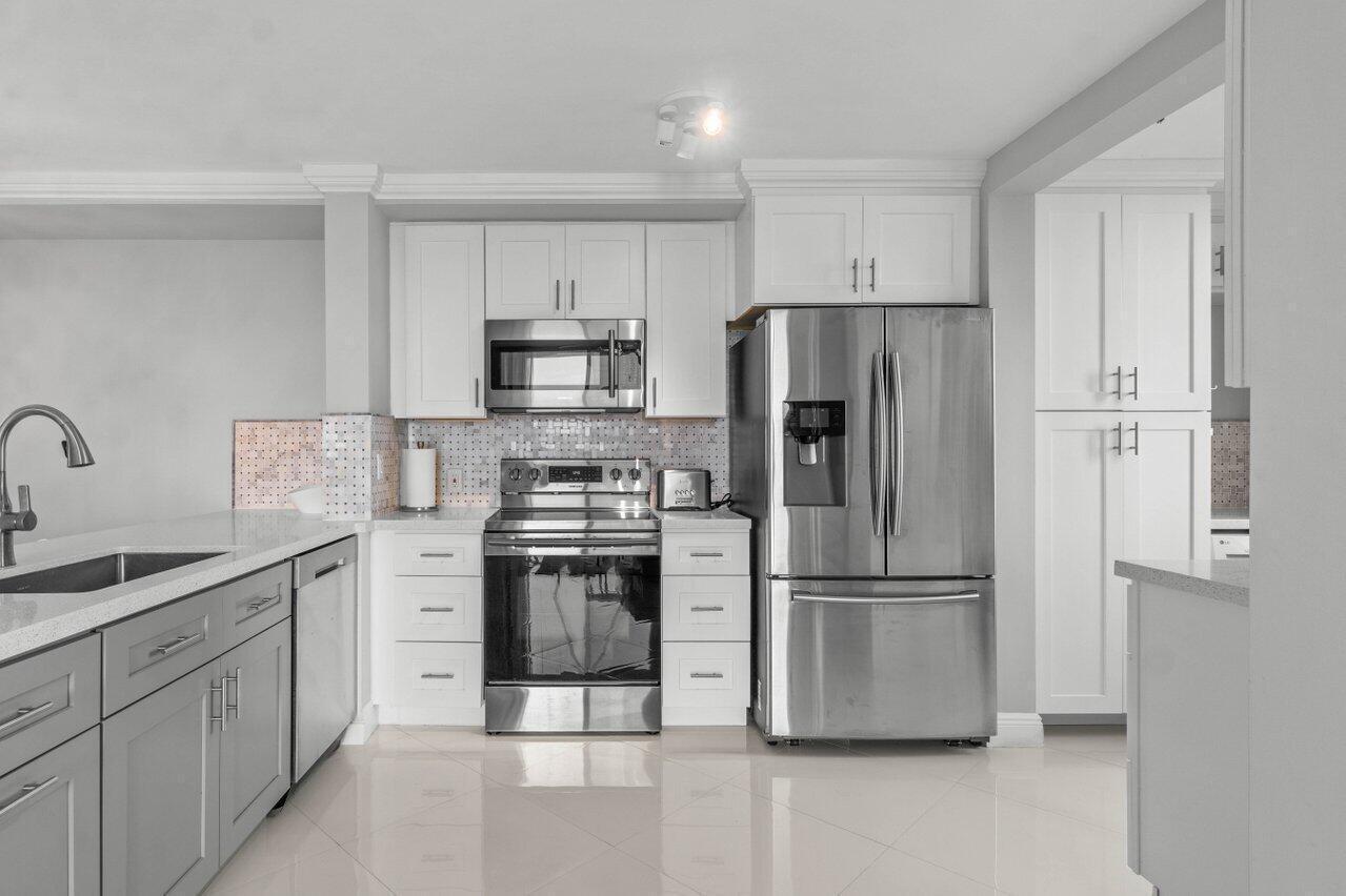 180 YACHT CLUB Way # 102, Hypoluxo FL 33462 photo 2