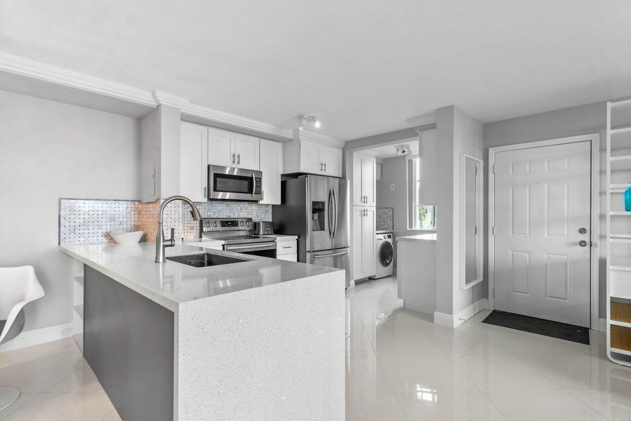 180 YACHT CLUB Way # 102, Hypoluxo FL 33462 photo 3
