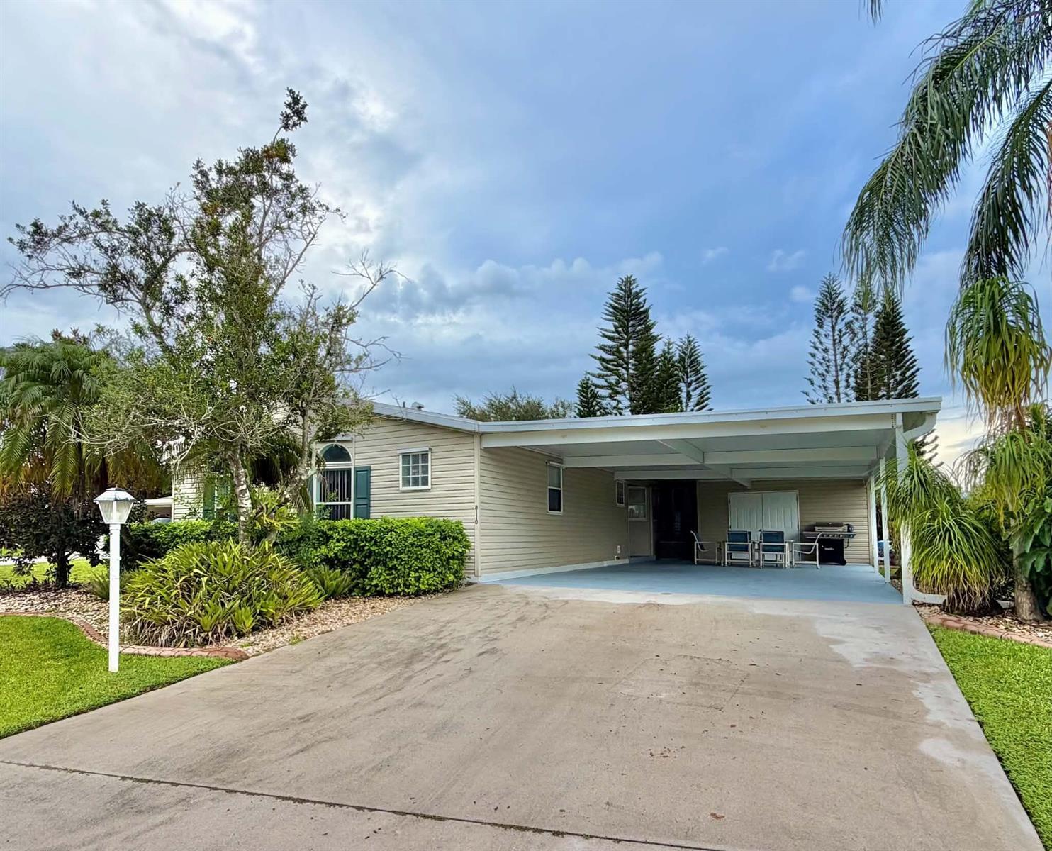 8110 9th Hole Drive, Port St. Lucie FL 34952 photo 2