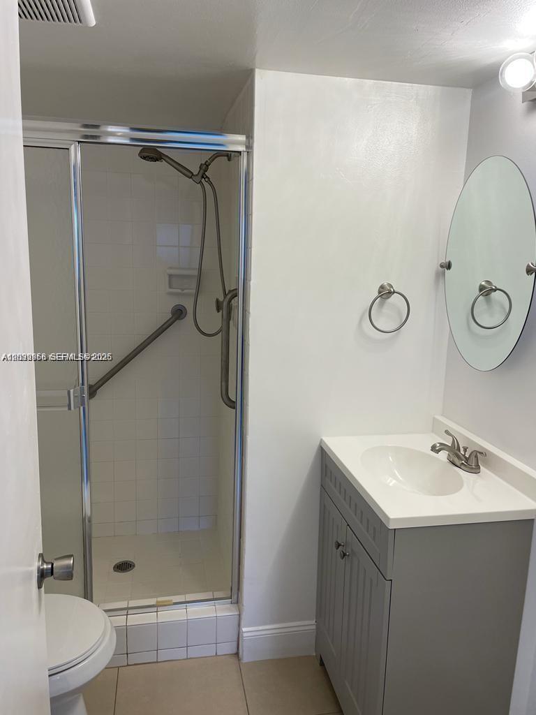 8325 Sunrise Lakes Blvd # 104, Sunrise FL 33322 photo 2