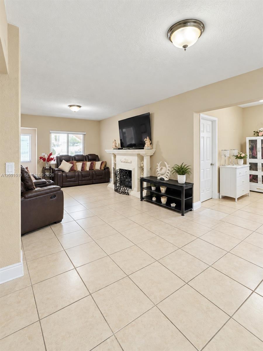5551 E 4th Ave, Hialeah FL 33013 photo 4