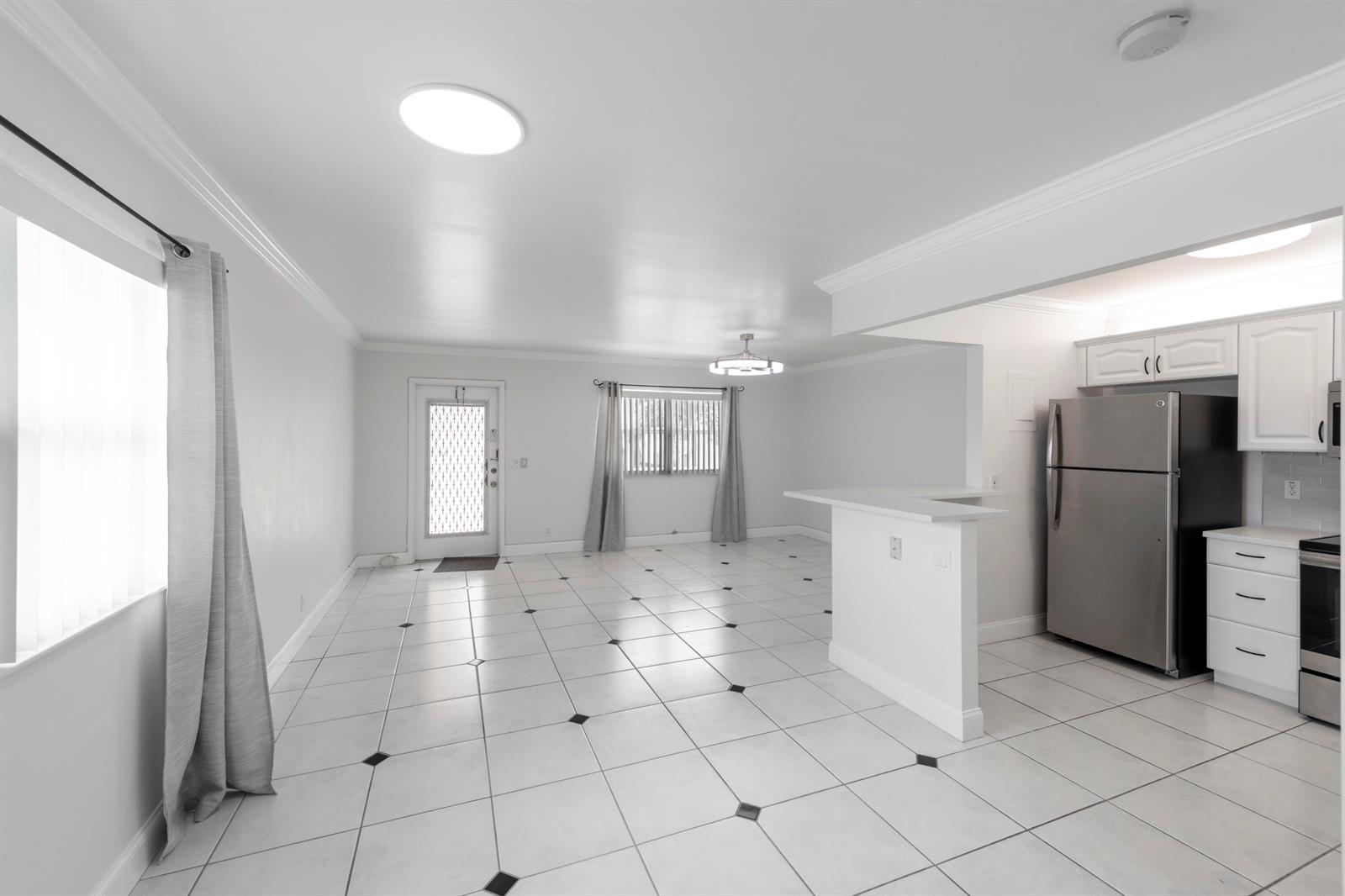 190 Saxony D Circle, Delray Beach FL 33446 photo 2
