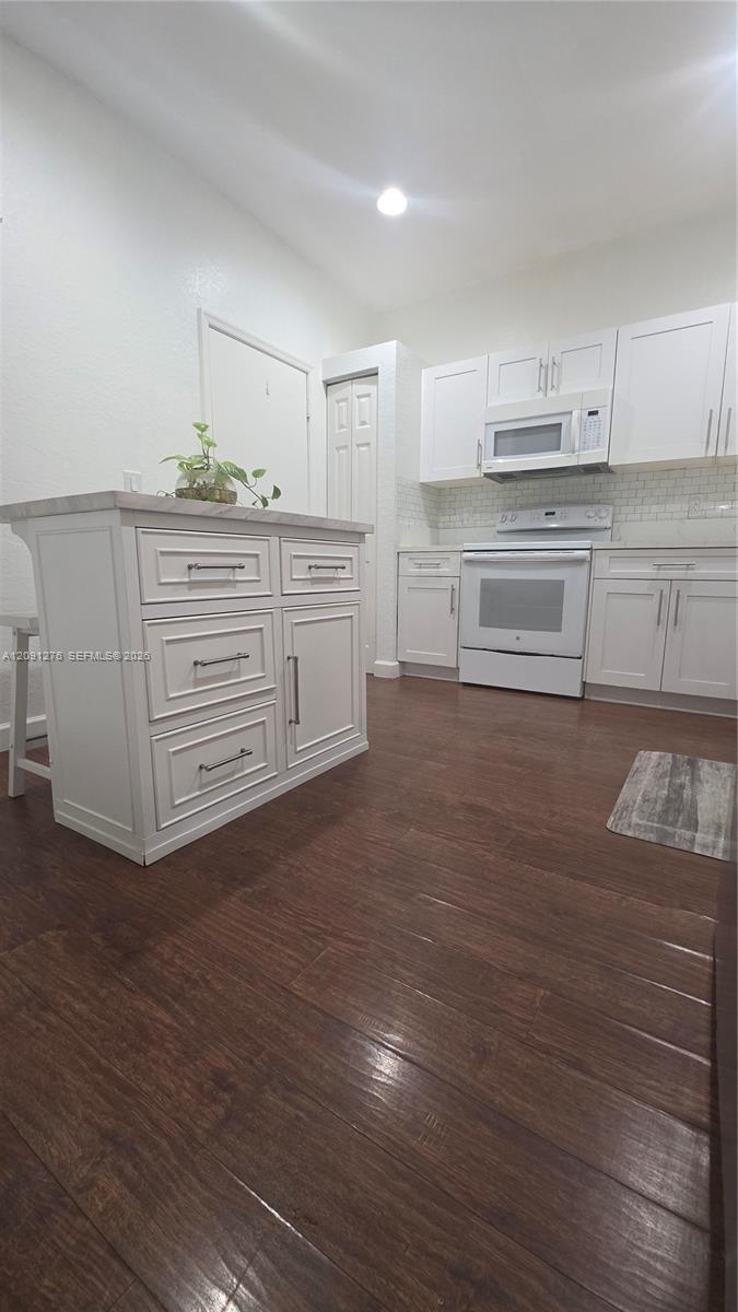 8972 NW 54th St, Sunrise FL 33351 photo 3